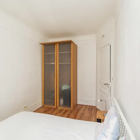Nice Bright Apt In A Quiet Area In Apartment *