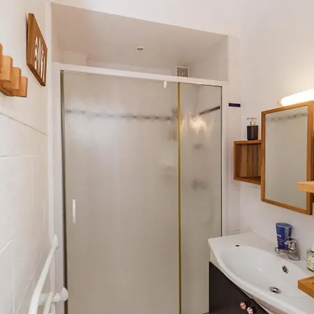 Nice Bright Apt In A Quiet Area In Apartment *